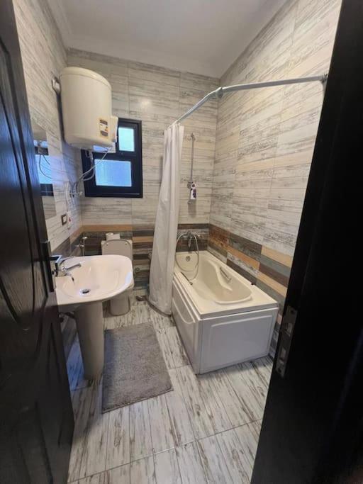 Apartment Chic In 4 Bed Penthouse In Midtown Compound, Auc *