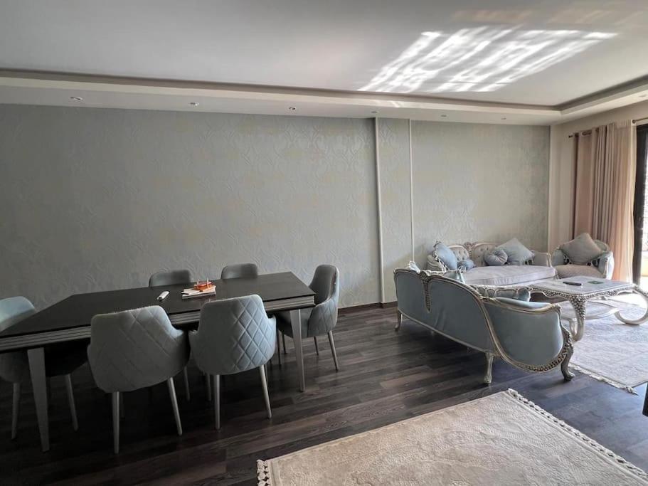 Chic In 4 Bed Penthouse In Midtown Compound, Auc *