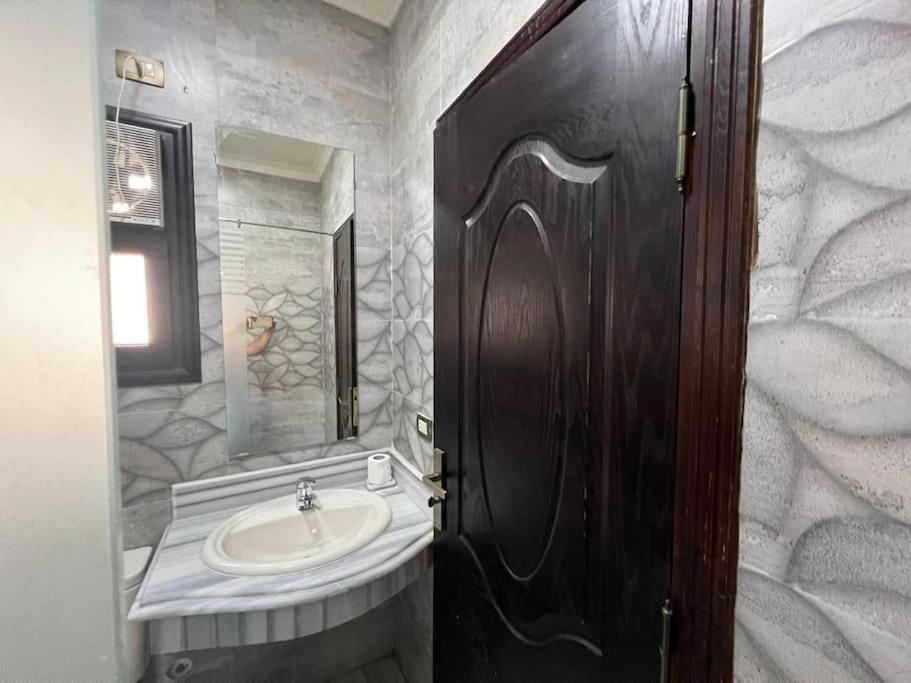Chic In 4 Bed Penthouse In Midtown Compound, Auc Cairo