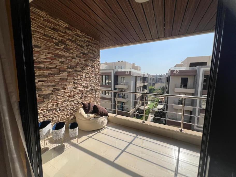 Chic In 4 Bed Penthouse In Midtown Compound, Auc * Cairo