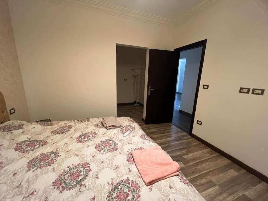 Chic In 4 Bed Penthouse In Midtown Compound, Auc Cairo