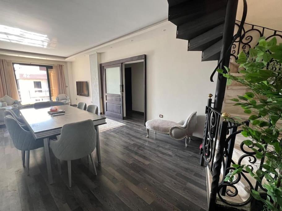 Chic In 4 Bed Penthouse In Midtown Compound, Auc